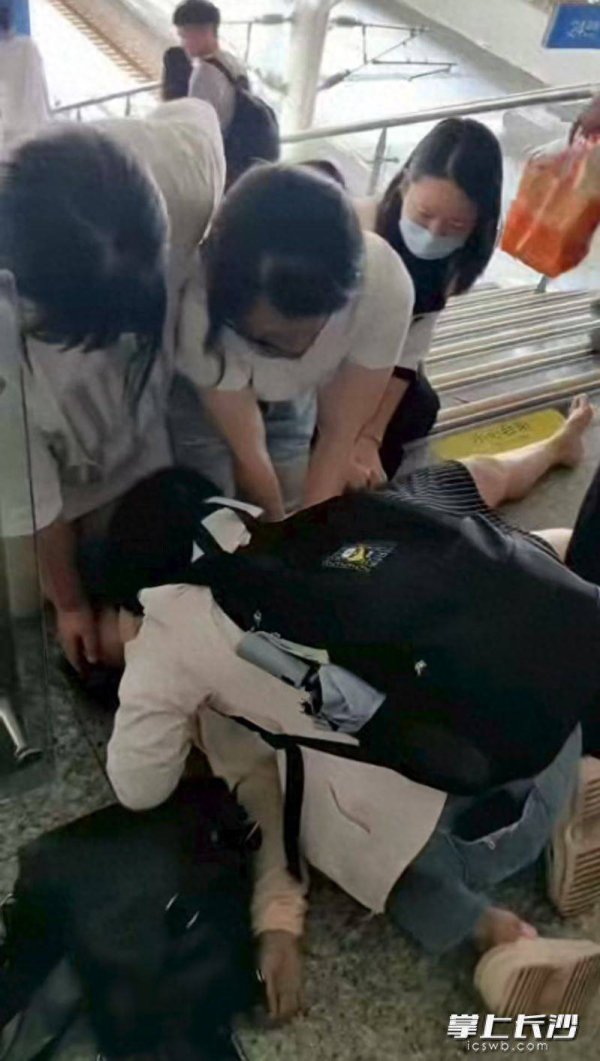 互盈在线 高铁站上演生命竞速，两护士联手抢救心脏骤停旅客